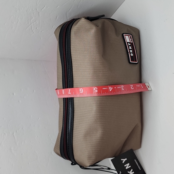 DKNY TOILETRY TRAVEL BAG - Picture 11 of 13